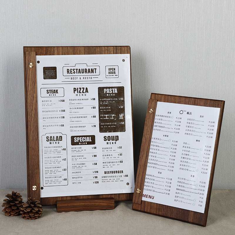 Holzmenüs mit Speisekarten für ein Restaurant. Deko aus Holz für Ostern könnte ähnlich aussehen.