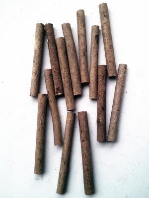 Kleine Holzstäbchen: Mehrere natürliche Holzstäbe für DIY-Projekte.