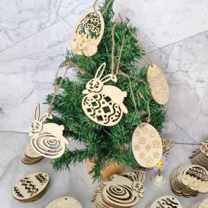 Osterbaum mit Osterhasen Holzausschnitte als Dekoration.