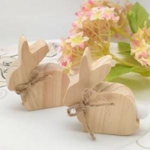 Zwei hölzerne Hasenfiguren, DIY Fotorahmen Holz Deko.