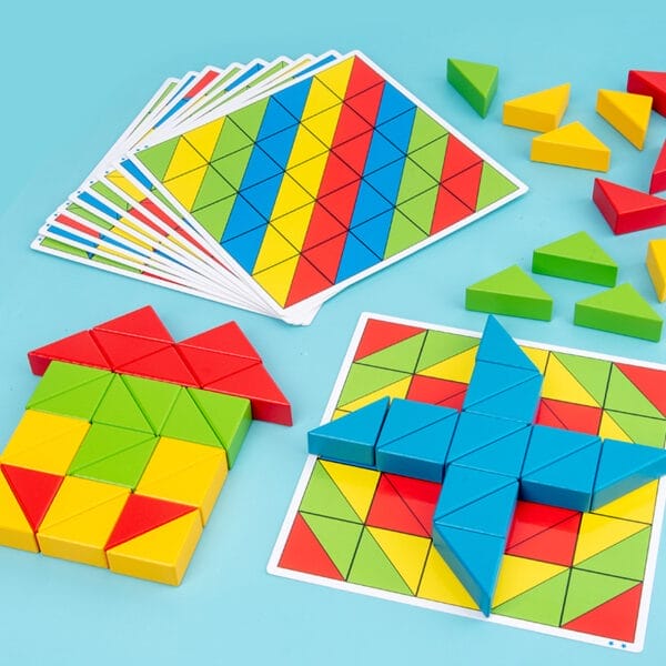 Blocs de construction triangulaires colorés en bois et cartes à motifs. Parfaits pour des projets de construction créatifs.