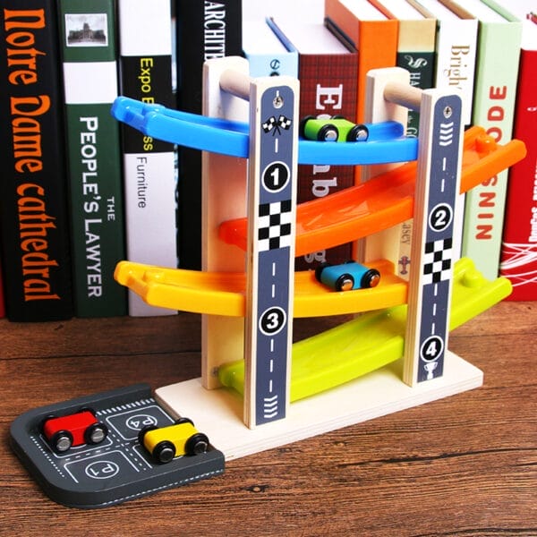 Holzspielzeug mit vierstöckiger Autorampe, bunten Rutschen und kleinen Autos. Ideal zur Entwicklung motorischer Fähigkeiten.