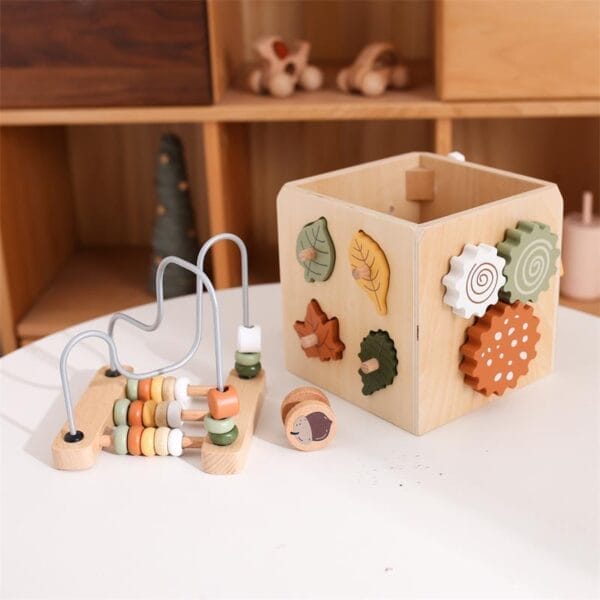 5-in-1-Aktivitätswürfel aus Holz für Kinder mit Abakus, Labyrinth und Zahnrädern. Entwickelt die Feinmotorik.