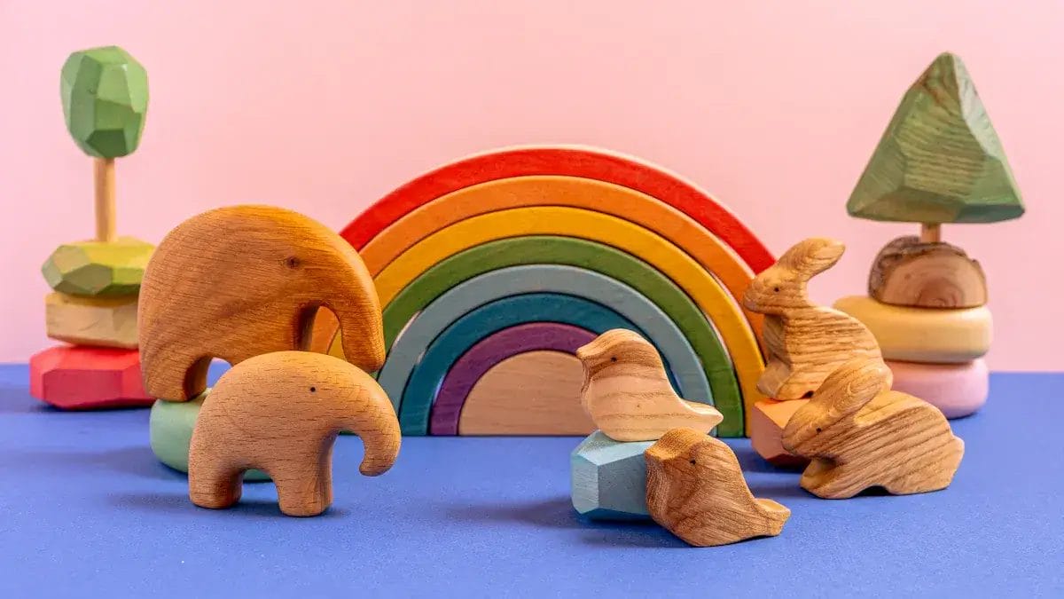 Regenbogen-, Tier- und Stapelspielzeug aus Holz. Hochwertiges, nachhaltiges Holzspielzeug für Kinder.