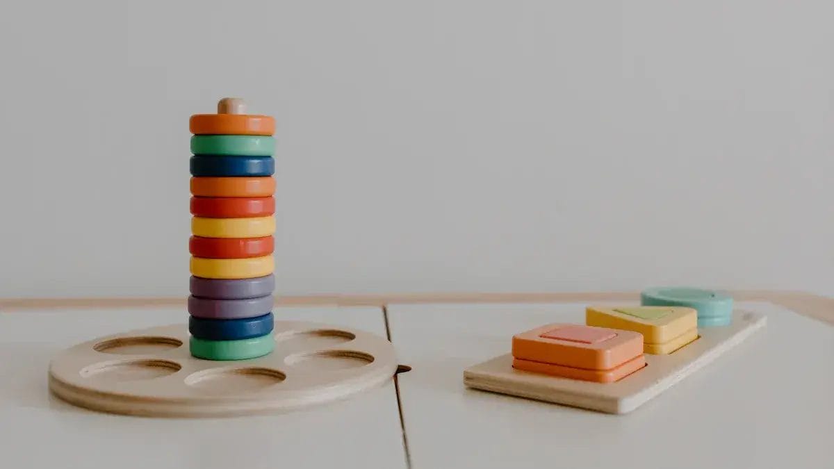 Bunte Stapelringe aus Holz und Formsortierspielzeug. Bestes Holzspielzeug für 2025.