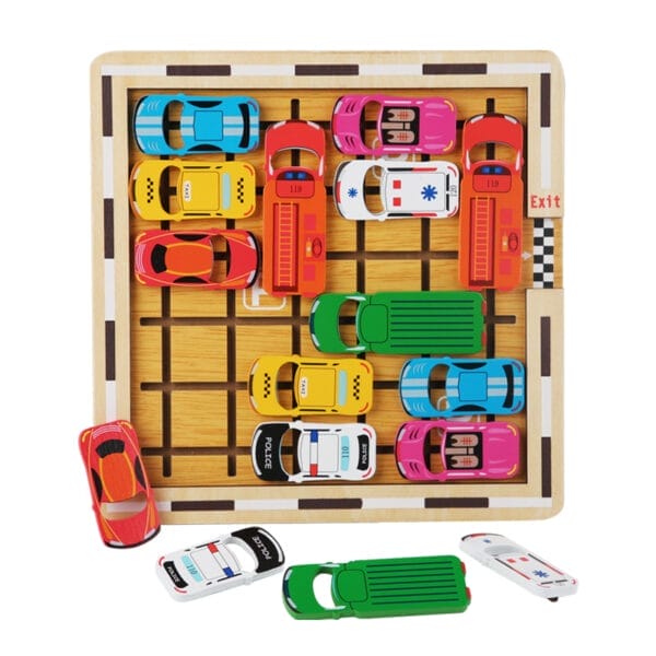 Jeu de puzzle de voitures en bois ; les enfants déplacent des voitures colorées pour sortir