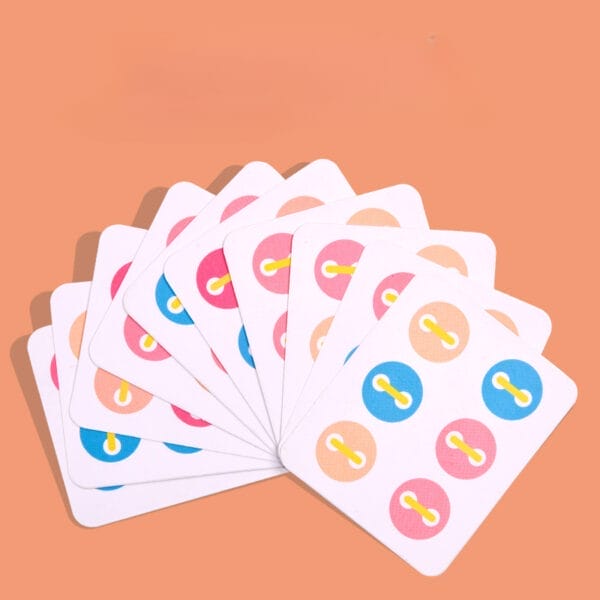 Cartes de jeu assorties à boutons colorés disposées en éventail.