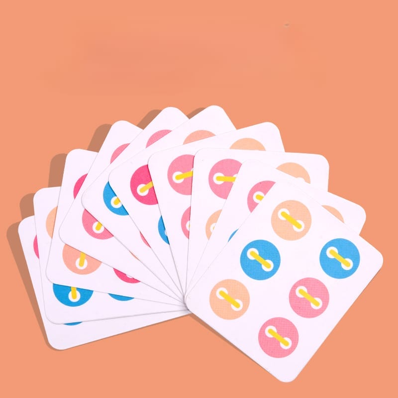 Cartes de jeu assorties à boutons colorés disposées en éventail.