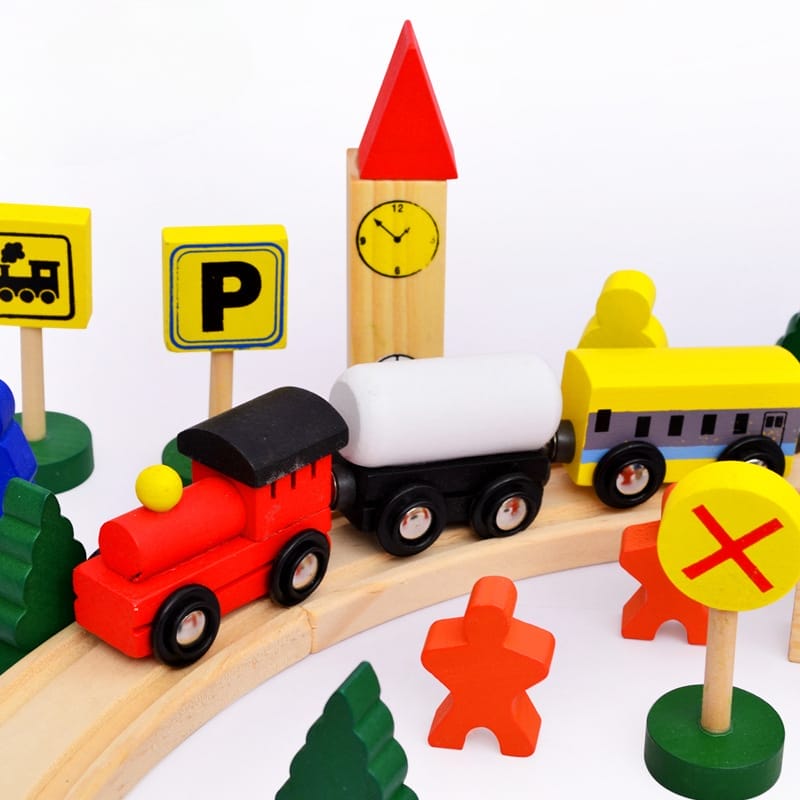 Holzspielzeugeisenbahn mit Gleisen, Waggons und Schildern. Ideal für den Großhandel.