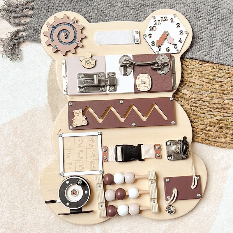 Montessori-Spielbrett in Bärenform mit Riegeln, Zahlen, Uhr und Abakus. Interaktives Holzspielzeug.