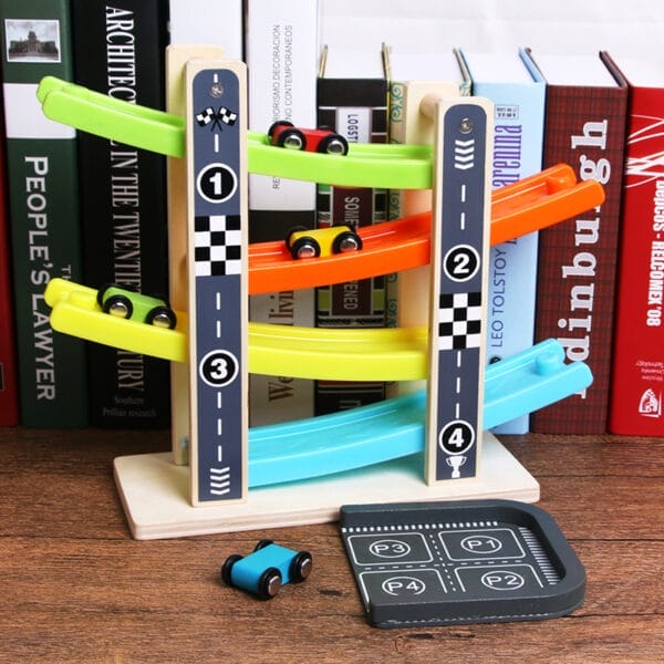 Hölzernes 4-stöckiges Rennstreckenspielzeug mit bunten Autos. Entwicklung der motorischen Fähigkeiten.