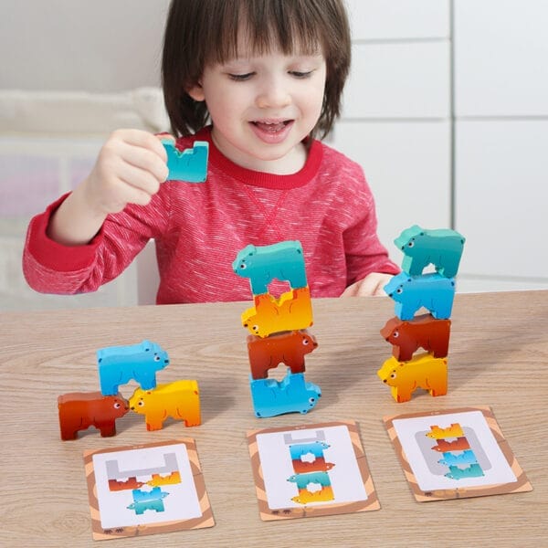 Enfant jouant avec un jouet à empiler en bois représentant des ours colorés.