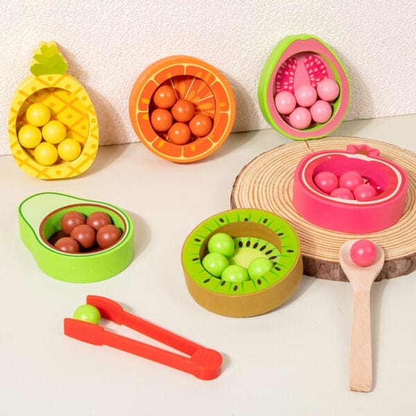 Jouet de tri de fruits en bois coloré avec des boules colorées. Idéal pour développer la motricité fine et la reconnaissance des couleurs des enfants.