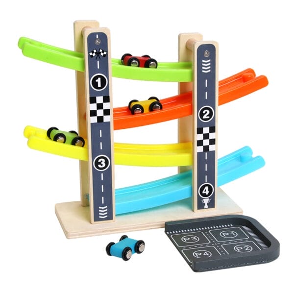 4-stöckige Parkhaus aus Holz mit bunten Schienen und Spielzeugautos. Motorikspielzeug.