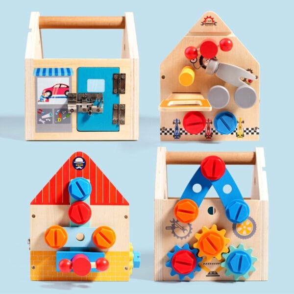 Vier Spielzeug-Werkzeugkästen aus Holz für Kinder mit verschiedenen interaktiven Elementen wie Zahnrädern, Schrauben und einer Autowerkstatt. Ideal für kreatives Spielen und zum Wiederverkaufen.