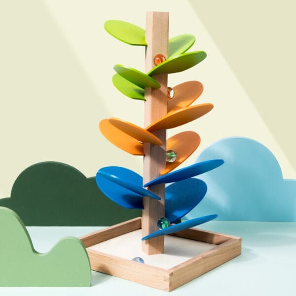 Farbenfroher Klangbaum aus Holz für Kinder, der Musik und Motorik fördert. Murmeln rollen die Äste des Baumes hinunter.