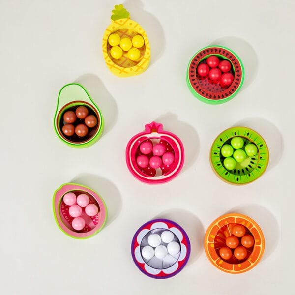 Trieur de fruits en bois coloré avec boules colorées. Idéal pour développer la motricité et la reconnaissance des couleurs des enfants.