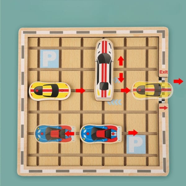 Jeu de puzzle de voiture en bois ; les enfants déplacent les voitures pour sortir. Le « P » marque le stationnement.