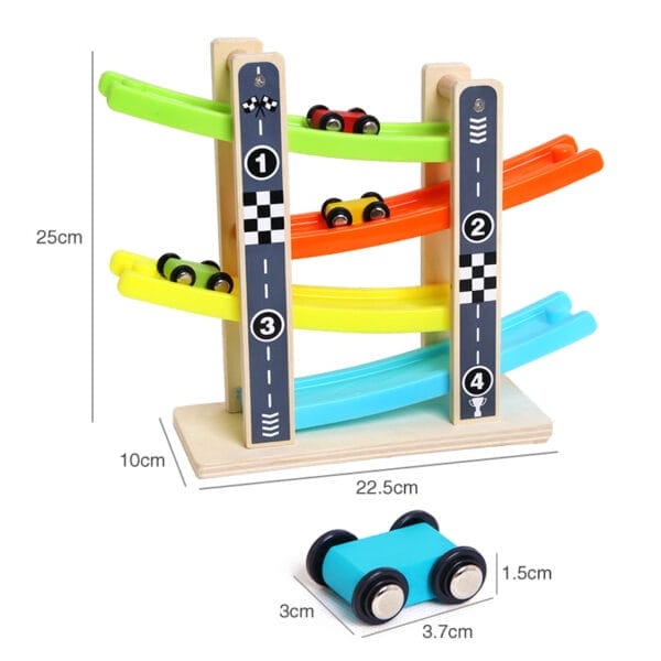 Holzspielzeug mit vierstöckiger Autorampe und bunten Autos. Spielzeug zur Entwicklung der Motorik.