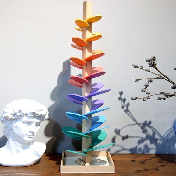 Farbenfrohes Klangbaum-Spielzeug aus Holz für Kinder. Entwickelt musikalische und motorische Fähigkeiten.