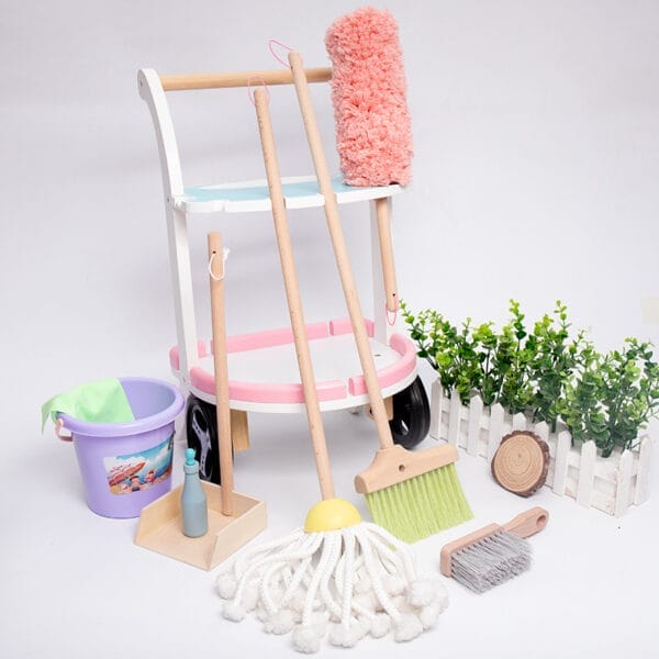 Coffret de nettoyage en bois pour enfants : serpillière, balai, pelle et plus encore sur un chariot. Un jeu de nettoyage réaliste pour garçons et filles.