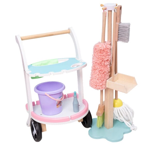 Chariot de nettoyage en bois et support avec balai, pelle, serpillière et plumeau. Ensemble de jouets de nettoyage réalistes pour enfants.