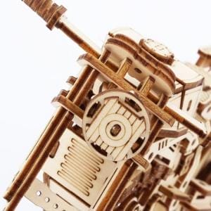 Nahaufnahme eines 3D-Motorradpuzzles aus Holz. Komplexe Details zeigen die Handwerkskunst dieses 3D-Holzpuzzlemodells.