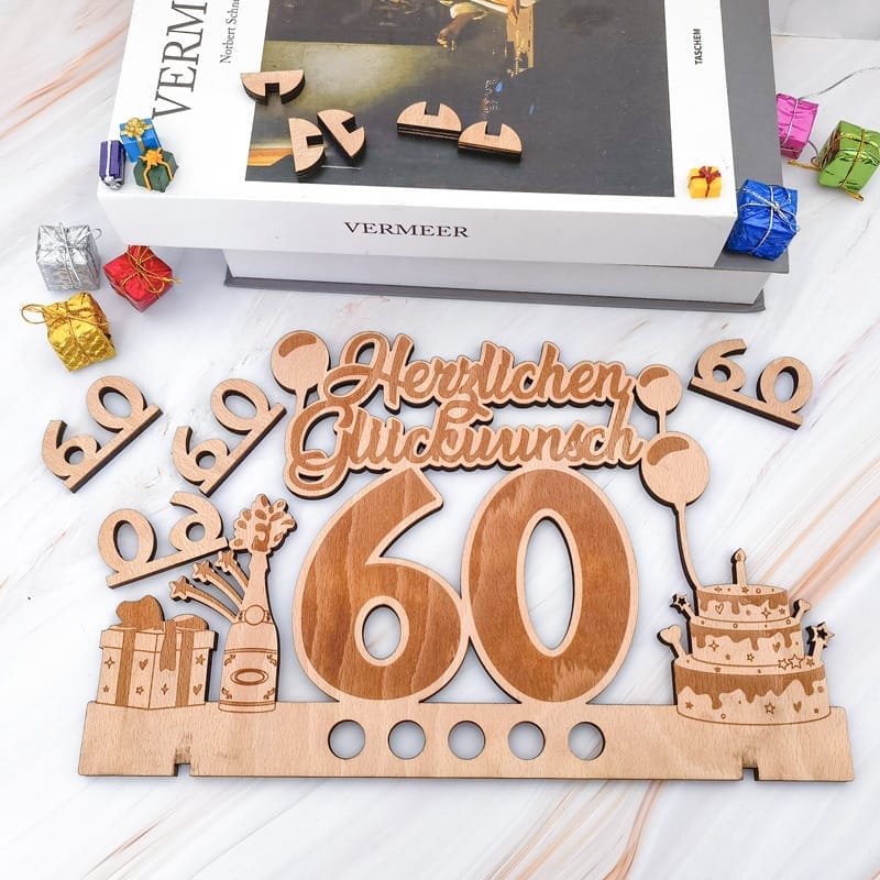 Tortenaufsatz zum 60. Geburtstag aus Holz mit „Herzlichen Glückwunsch“ und feierlichen Elementen.