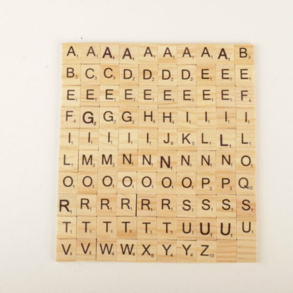 Scrabble-Steine aus Holz mit den Buchstaben A-Z. Hochwertige Buchenholzbuchstaben, ideal zum Basteln und für den Großhandel.