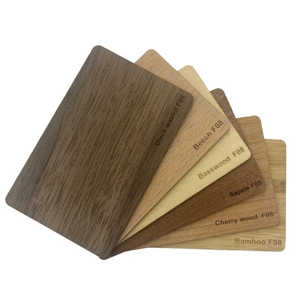 Visitenkarten aus Holz Farben und Maserungen, darunter Schwarznuss, Buche, Linde, Sapeli, Kirsche und Bambus.