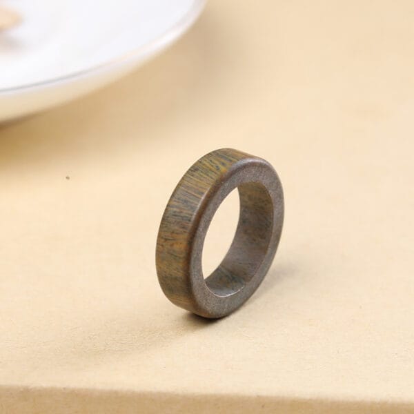 Eleganter Ring aus Sandelholz, stilvoller Schmuck.