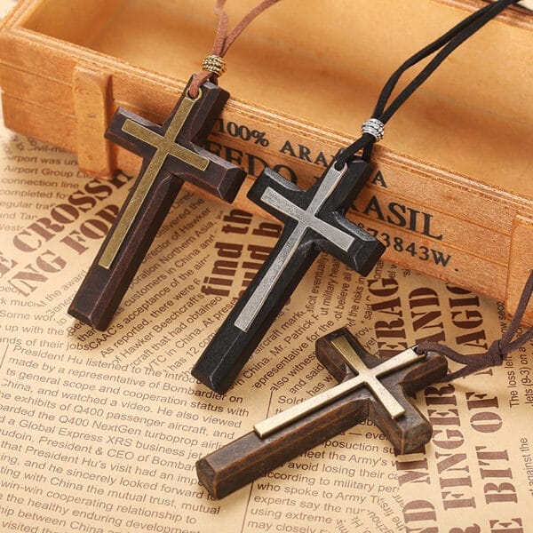 Elegante Kreuz-Halskettenanhänger aus Holz. Kreuz Holzanhänger.