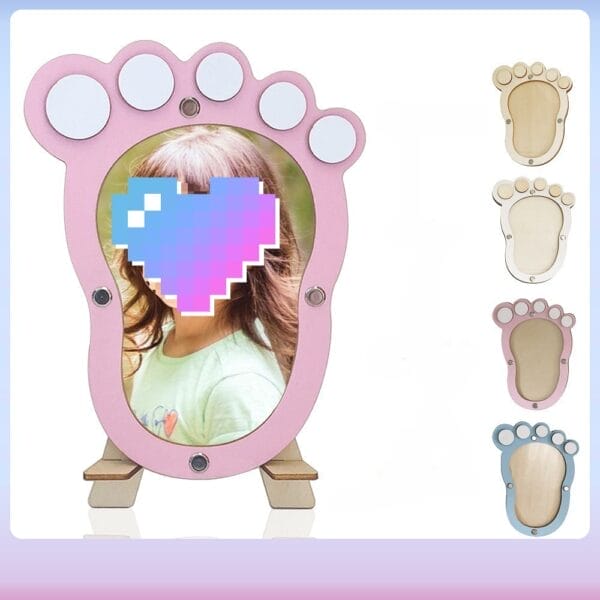 Rosa Bilderrahmen aus Holz mit Fußabdrücken und Babyfoto, auch in Beige und Blau erhältlich. Baby-Bilderrahmen im Großhandel.