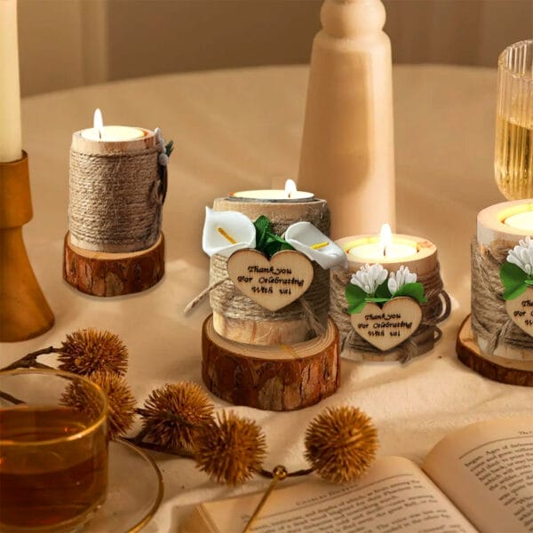 Rustikale Kerzenhalter aus Holz mit Sackleinen und Blumen. „Danke, dass Sie mit uns feiern!“