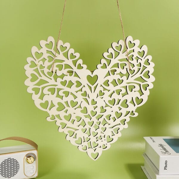 Filigrane Herzdekoration aus Holz, perfekt für Hochzeiten. Großhandelsanhänger aus Holz für die perfekte Feier.