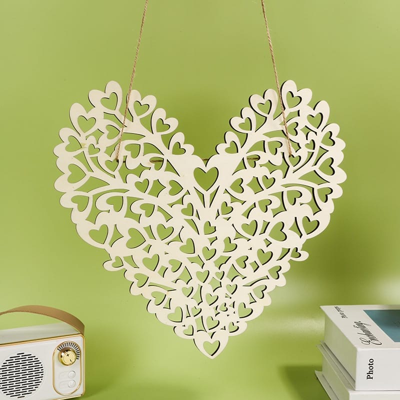 Filigrane Herzdekoration aus Holz, perfekt für Hochzeiten. Großhandelsanhänger aus Holz für die perfekte Feier.