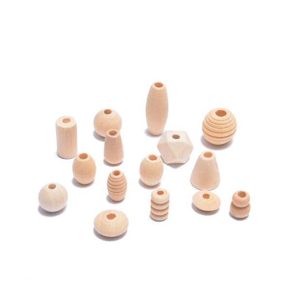 Sortiment unbearbeiteter Holzperlen in verschiedenen Formen und Größen.