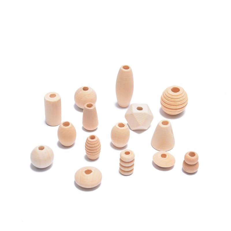 Sortiment unbearbeiteter Holzperlen in verschiedenen Formen und Größen.