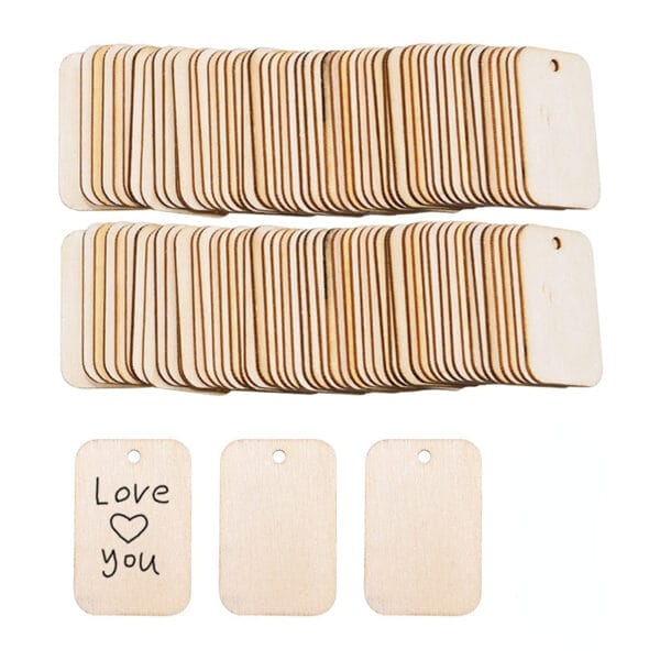Fünfzig Rechteck Holz Geschenkanhänger mit Loch, zwei davon sind abgebildet und auf einem steht „Love You“.
