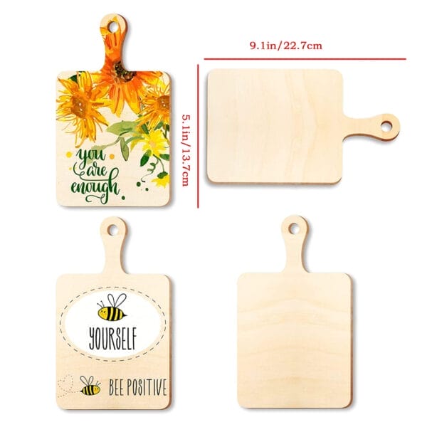 Mini Holzschneidebrett zum Basteln: eines mit Sonnenblumen und dem Text „Du bist genug“, ein anderes mit einer Biene und dem Text „Bienenpositiv“ und das dritte ist leer, perfekt für Bastelarbeiten. Mini-Schneidebretter im Großhandel.