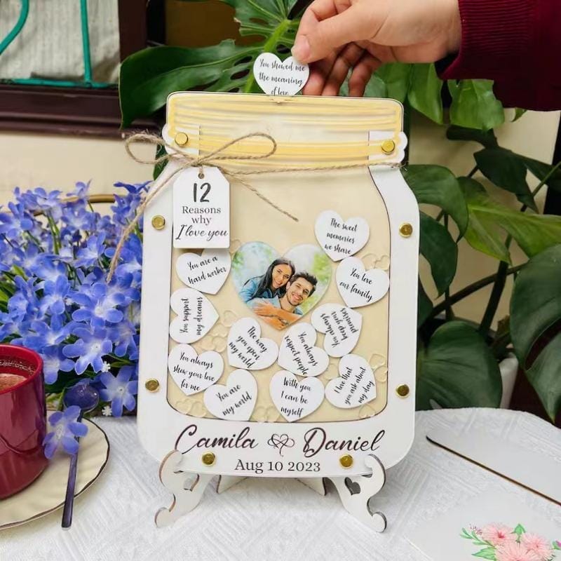 Hochzeitsgeschenk aus Holz im Einmachglas mit personalisierten Herzen und einem Foto des Paares. „Camila & Daniel, 10. August 2023“