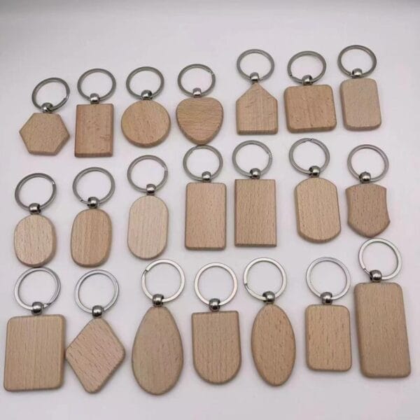 Verschiedene leere Schlüsselanhänger aus Holz, perfekt für die Lasergravur individueller Designs. Buchenholz Schlüsselanhänger.
