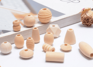 Holzperlen Natur: Verschiedene runde und zylindrische Holzperlen für DIY-Projekte.