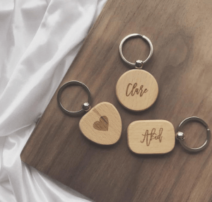 Schlüsselanhänger aus Holz: Runde, rechteckige und herzförmige Buchenholz-Anhänger mit Gravur.