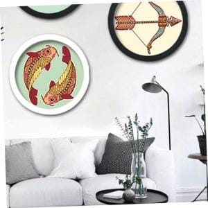 Runde Holz Bilderrahmen mit Fisch- und Bogenschützen-Motiven an der Wand.