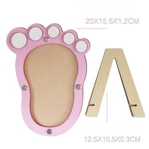 Fußabdruck Bilderrahmen aus Holz in Rosa mit Standfuß, ideal für Babyfotos und als Taufgeschenk.