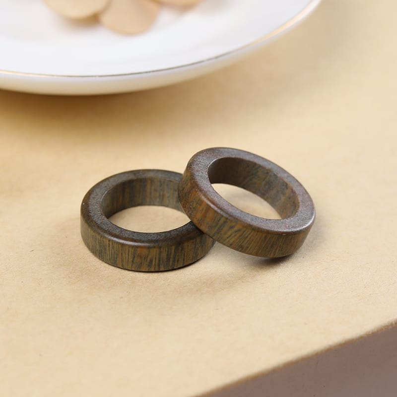Zwei elegante Ringe aus Sandelholz, stilvoller Schmuck.