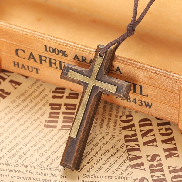 Eleganter Kreuz-Halskettenanhänger aus Holz. Braunes Holz, goldene Akzente. Kreuz Holzanhänger.