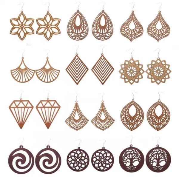 Sortiment brauner Boho-Ohrringe aus Holz. Geometrische und florale Designs. Groß- und Einzelhandel.