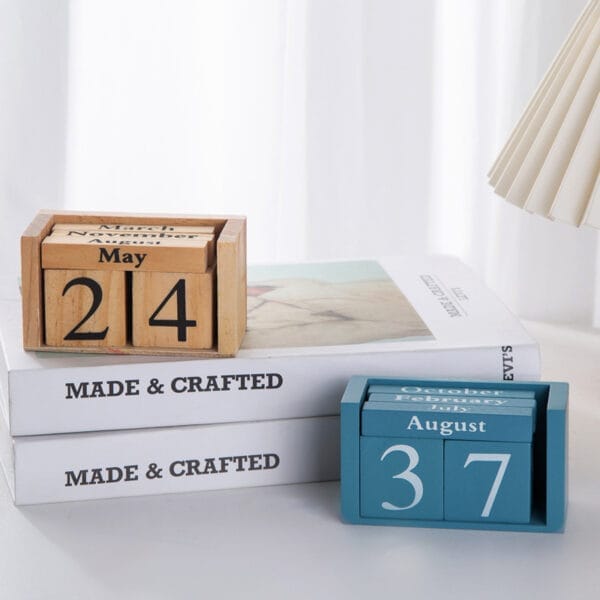 Zwei Holzblockkalender; einer zeigt den 21. Mai, der andere den 37. August. Stilvolle Schreibtischdekoration.